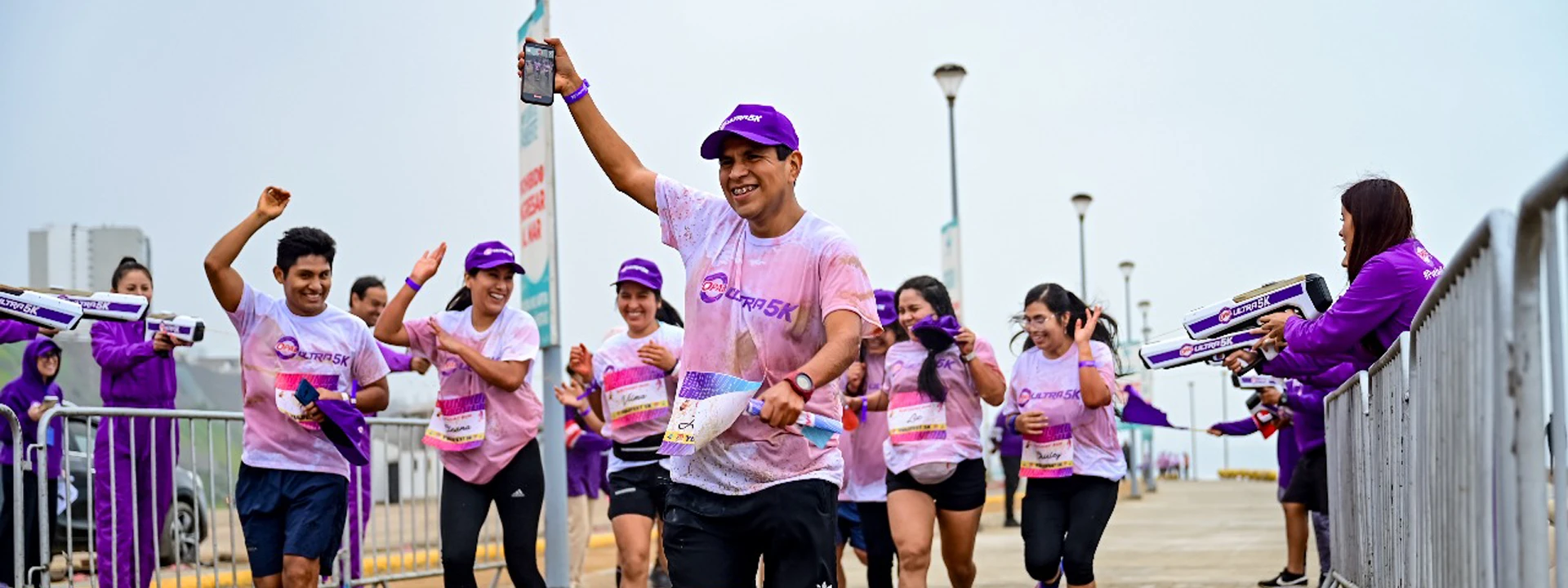 Cientos de personas pierden el miedo a ensuciarse en una carrera llena de manchas de refresco chicha* y café